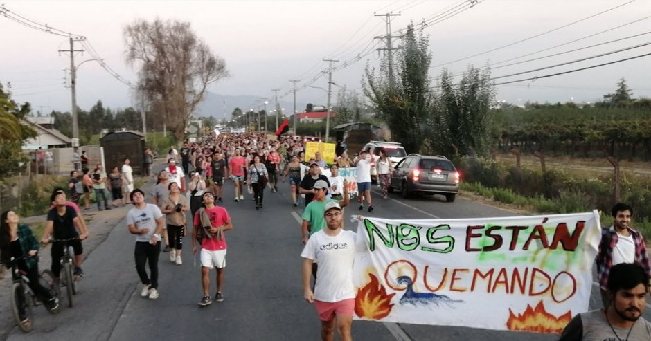 Molina: Vecinos cortaron Ruta 5 en protesta por tardía respuesta de autoridades ante devastador incendio forestal