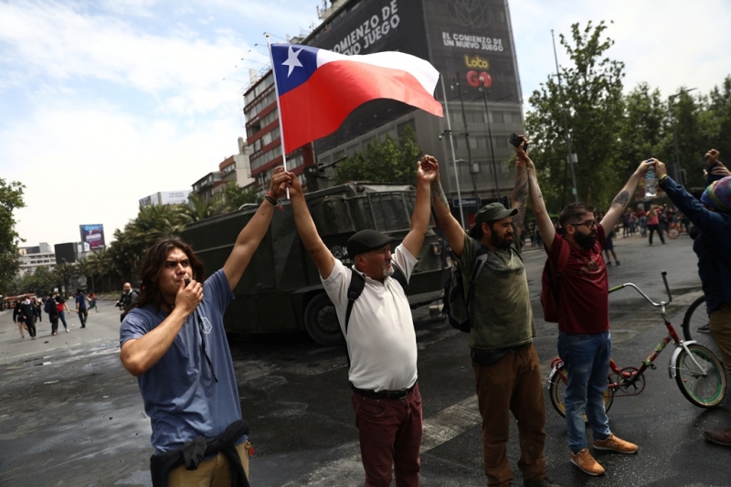 Columnista del New York Times se vuelve a preguntar: «¿Por qué la élite política chilena es incapaz de entender a su sociedad?»