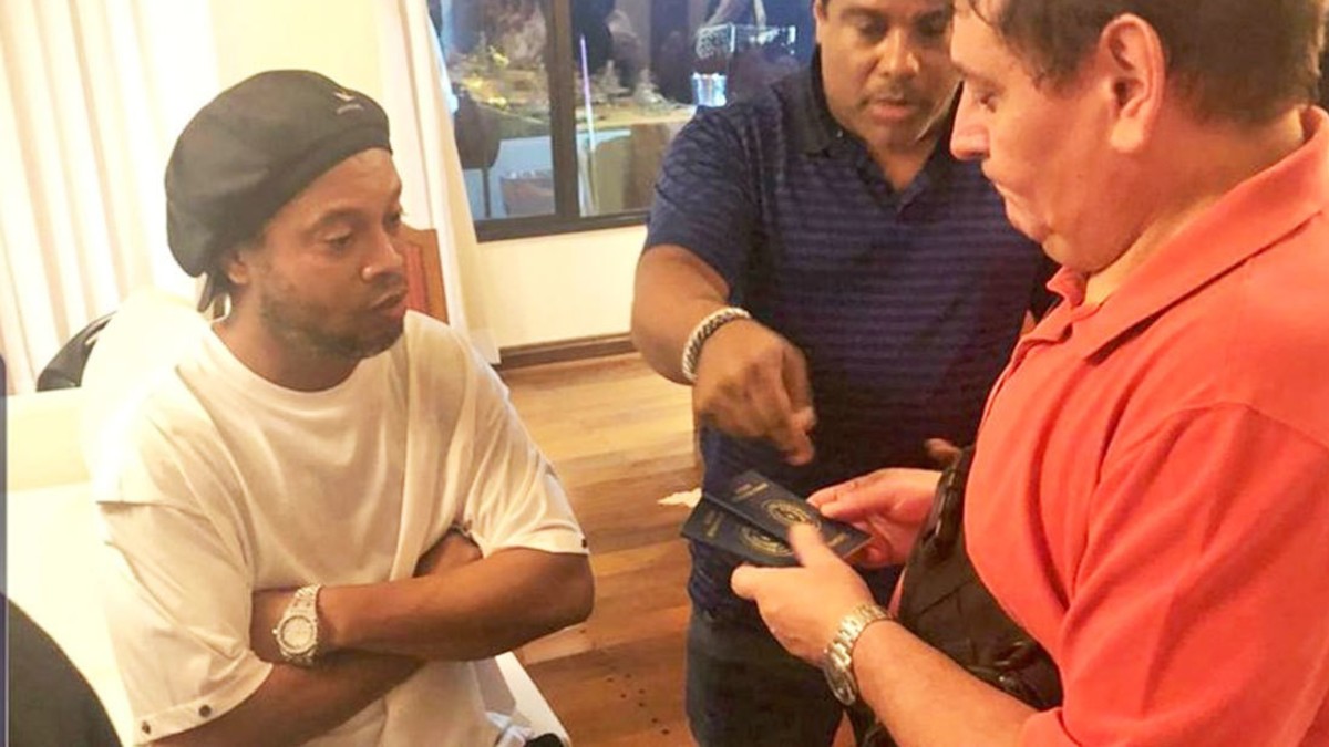 Detienen a exfutbolista Ronaldinho con pasaporte falso en Paraguay