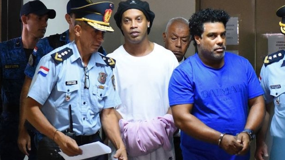 Ronaldinho y su hermano quedan en prisión preventiva en Paraguay