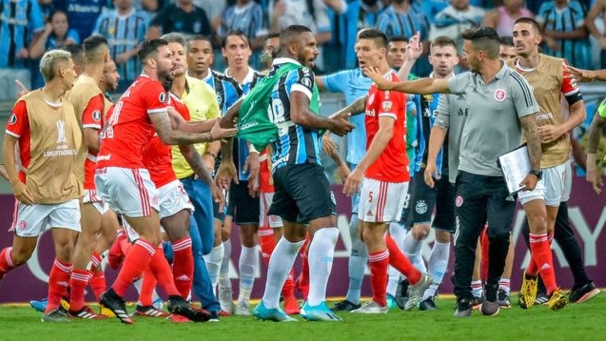 (Video) A golpes termina partido por Copa Libertadores