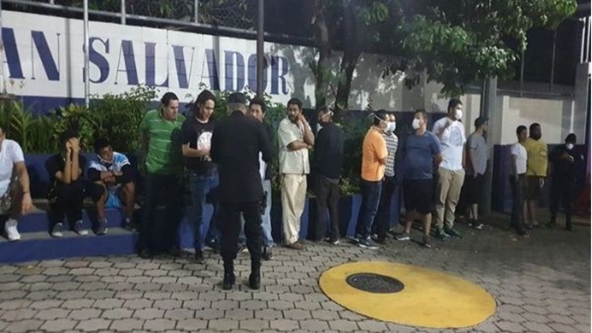 Fiscalía de Ecuador procesa a 710 personas por incumplir toque de queda por covid-19