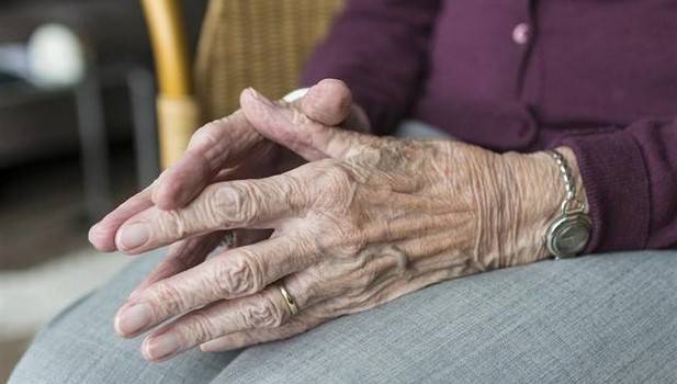 Ancianos españoles se atrincheran en sus casas y no dejan entrar ni a sus cuidadores