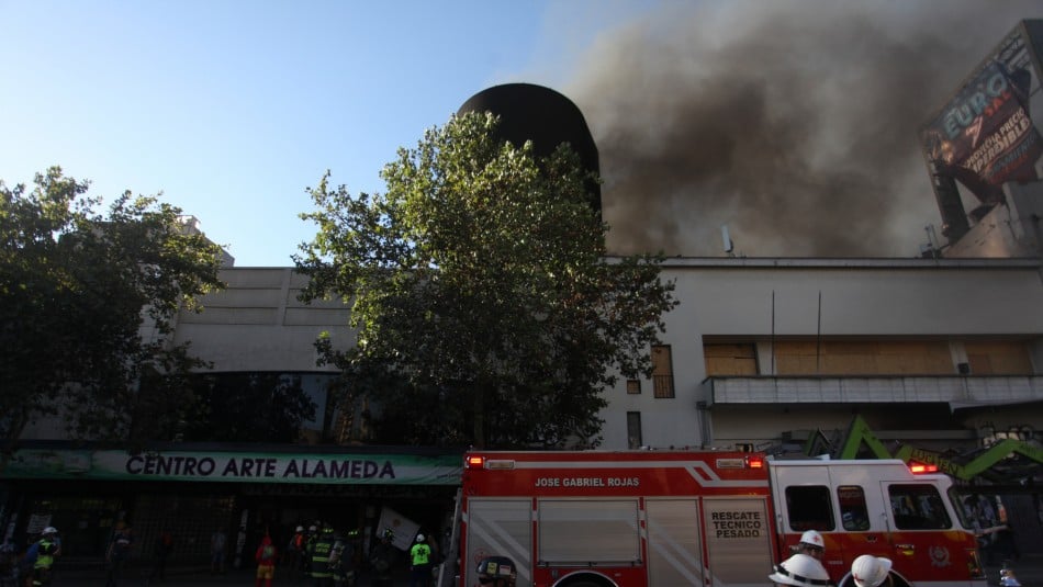 ‘Faltas a la verdad y al rigor periodístico’: El Mercurio es acusado de manipular informe sobre quema de Centro Arte Alameda