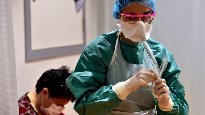 «La pandemia se está acelerando»: OMS pide proteger a trabajadores sanitarios para evitar más muertes
