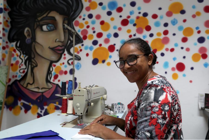 En Brasil un proyecto transforma la costura en oportunidad para víctimas de la violencia