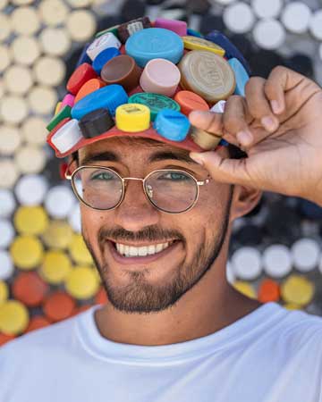 400 mil tapas recicladas usó joven artista para crear el mural ecológico más grande del mundo