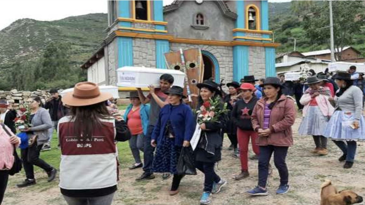 Ministerio Público de Perú entrega restos de 12 desaparecidos