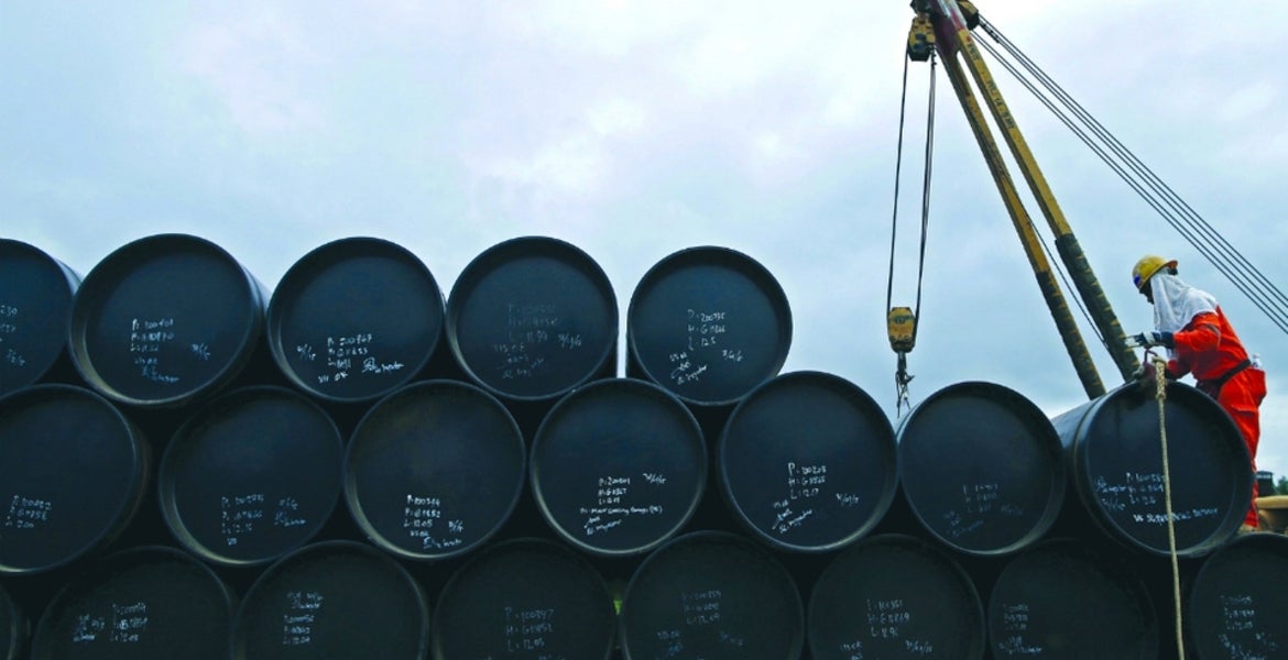 El precio del crudo Brent cae por debajo de los 23 dólares por barril por primera vez desde 2002