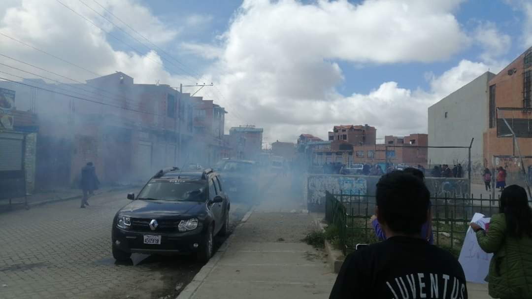 Policía boliviana reprime a manifestantes que pedían justicia por Masacre de Senkata