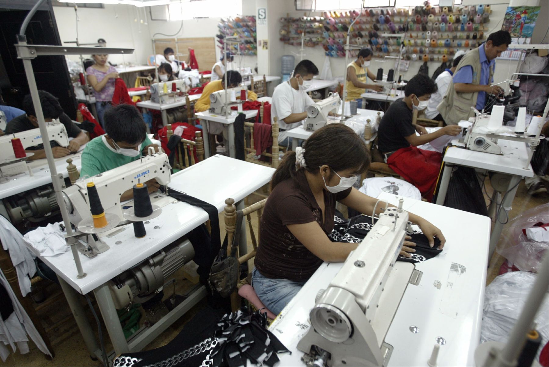 Sector textil estima fabricar 10 millones de mascarillas en Perú
