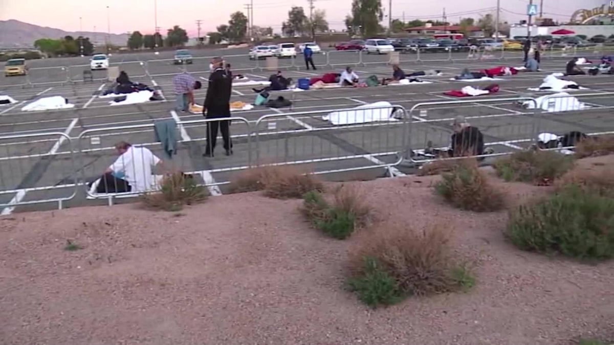 En Las Vegas los refugiados duermen en un estacionamiento mientras 150 mil habitaciones de hotel están vacías