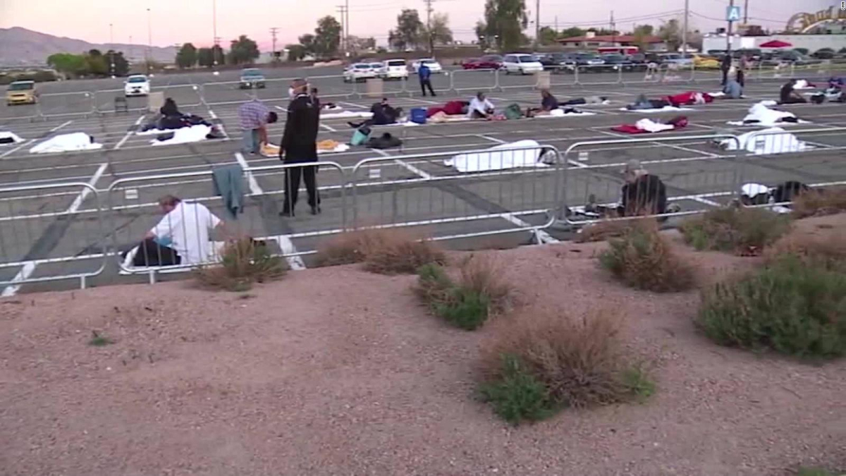 En Las Vegas los refugiados duermen en un estacionamiento mientras 150 mil habitaciones de hotel están vacías