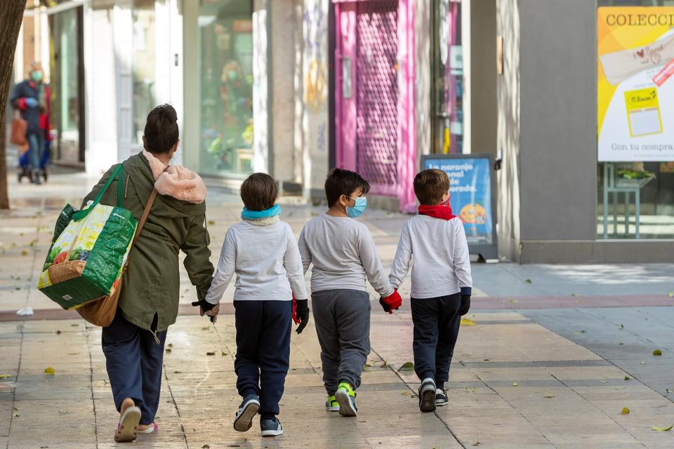 Por una hora: en España niños podrán salir en un radio de un kilómetro