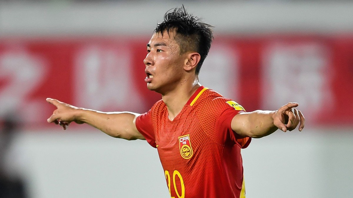 (Video) Suspenden a futbolista chino por tratar de burlar la cuarentena al alterar la matrícula de su vehículo