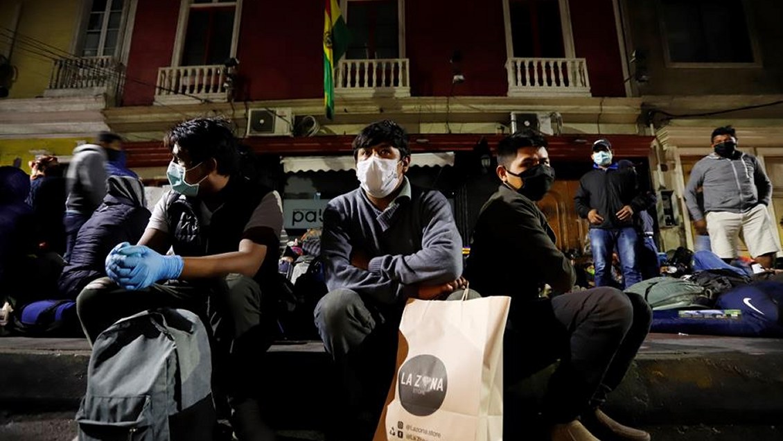 Iquique: Bolivianos que acampaban afuera del consulado fueron trasladados a un refugio