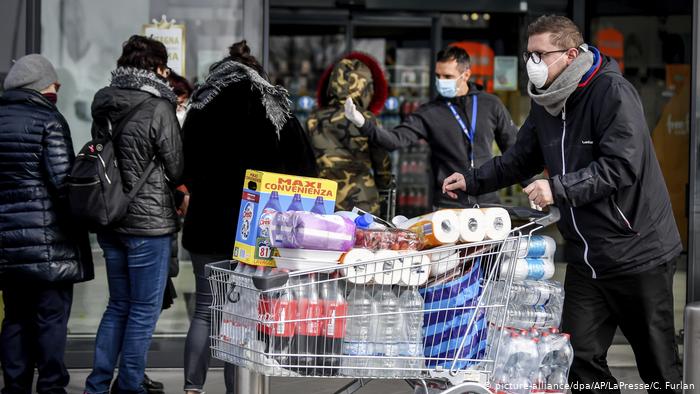 (Video) ¿Qué pasa si alguien con coronavirus tose en un supermercado?