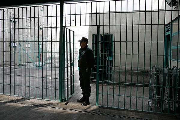 «El aislamiento penitenciario prolongado en Chile viola los Derechos Humanos»: Presentan investigación sobre «régimen especial» en las cárceles del país
