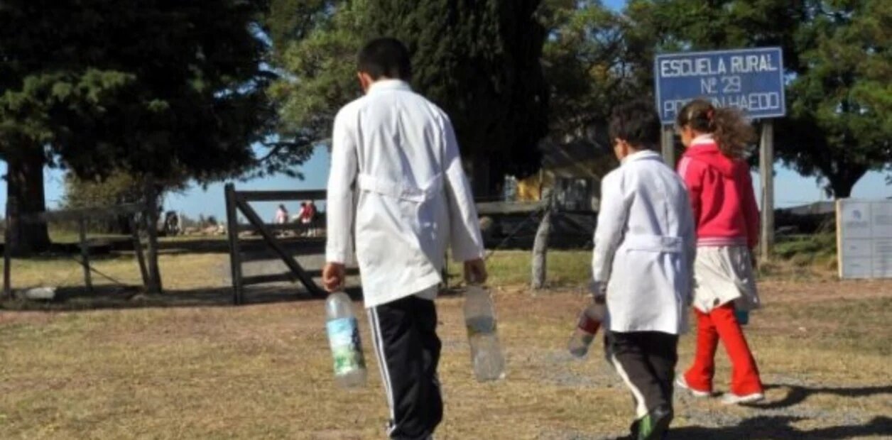 Maestros se enfrentan a Lacalle por reinicio de clases en medio de la pandemia