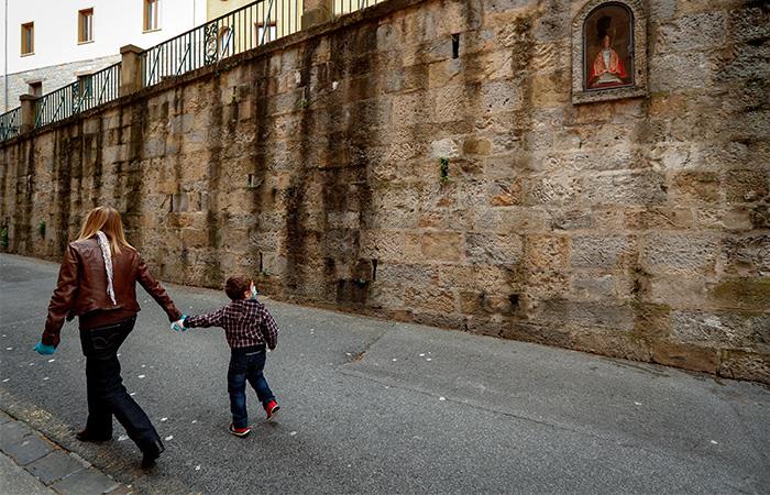 España: niños menores de 14 años podrán salir a la calle