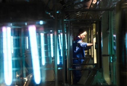Con lámparas de irradiación ultravioleta  matan el coronavirus en hospitales y clínicas de España