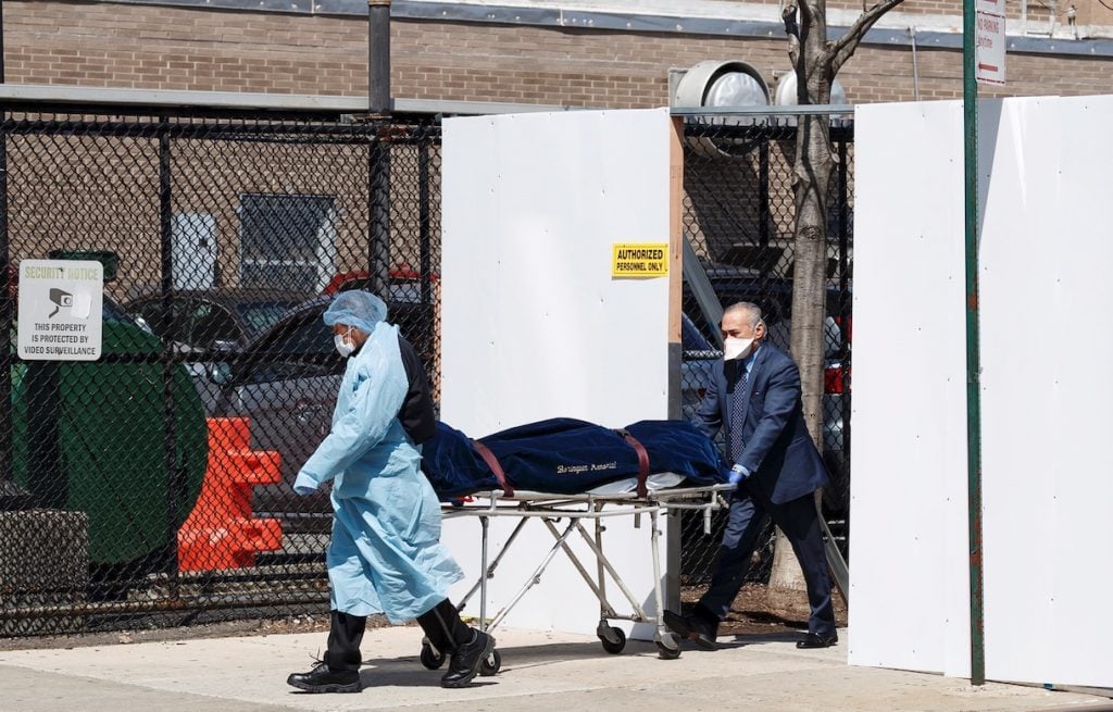 Entre seis y siete mil dólares piden funerarias por retiro de cadáveres de la morgue de Nueva York