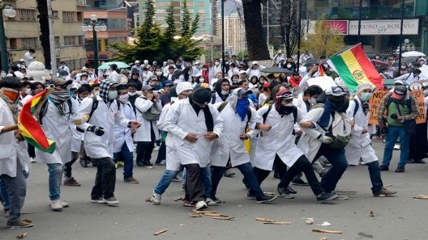 Médicos bolivianos amenazan con un paro por falta de equipos de bioseguridad