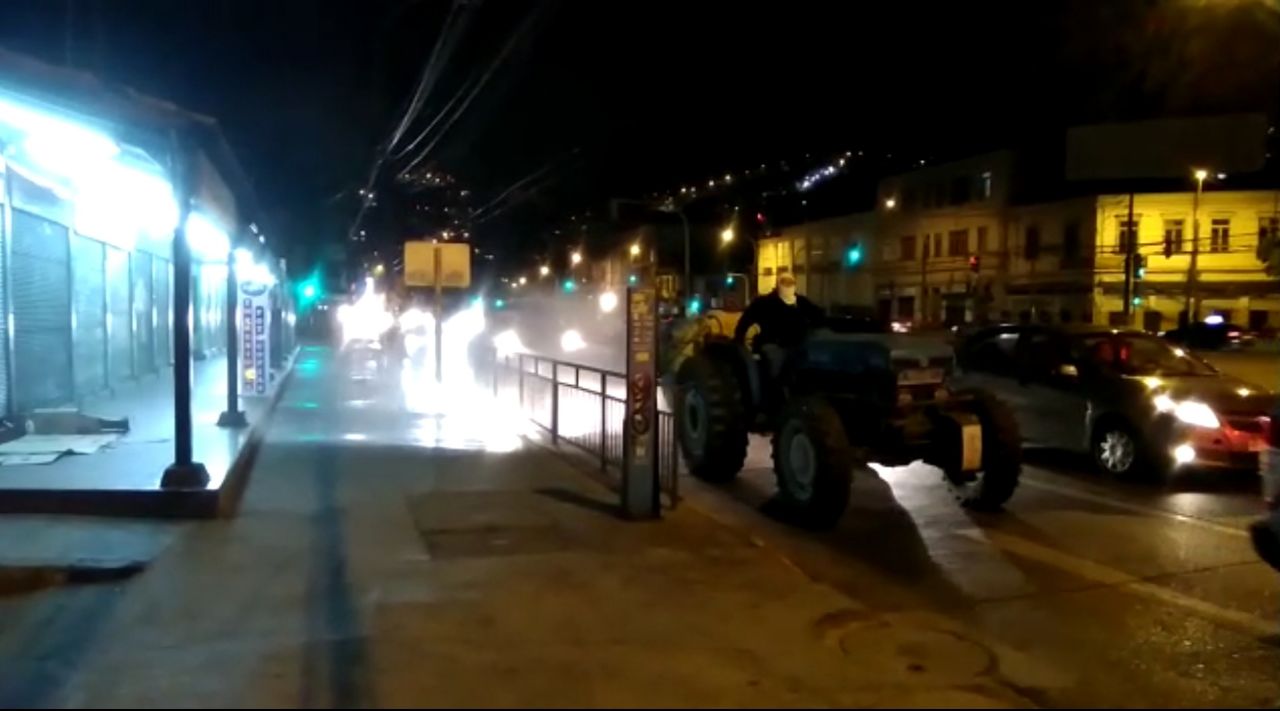 Valparaíso: Municipio realiza sanitización de calles con tractor que expulsa agua particulada