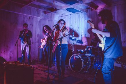 El optimismo irónico de «Que Feliz» el nuevo single de Daniela Gatica & El Fruto del Ruido
