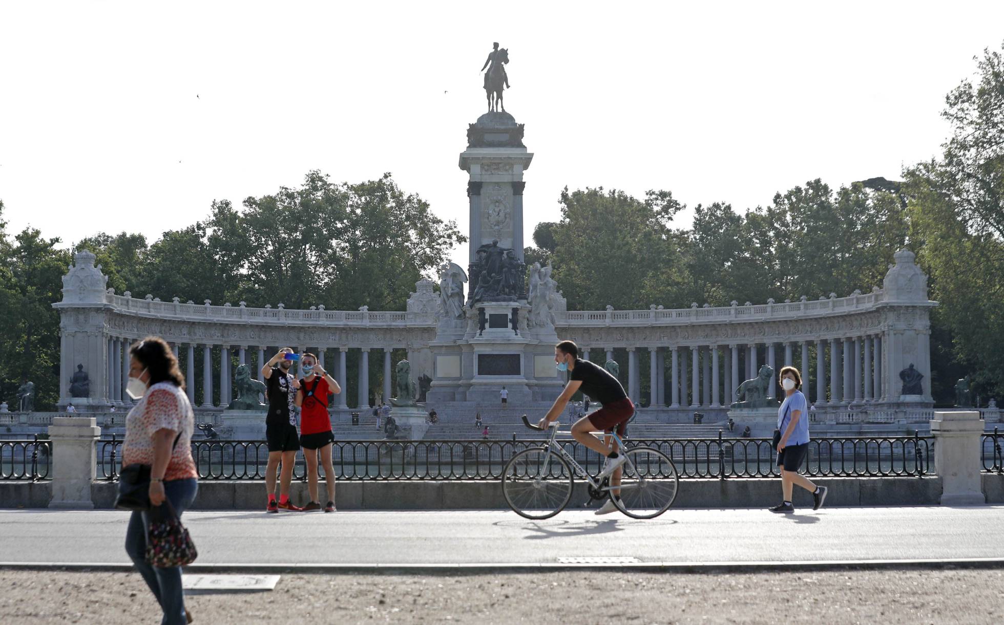 Madrid y Barcelona comienzan fase 1 de desescalada y otras regiones abren playas y piscinas