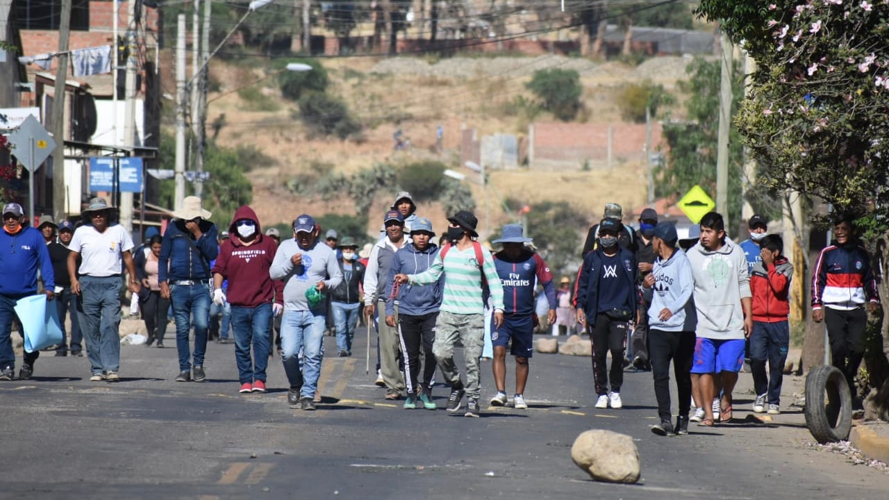Bolivianos extienden bloqueos como medida contra el Gobierno de facto