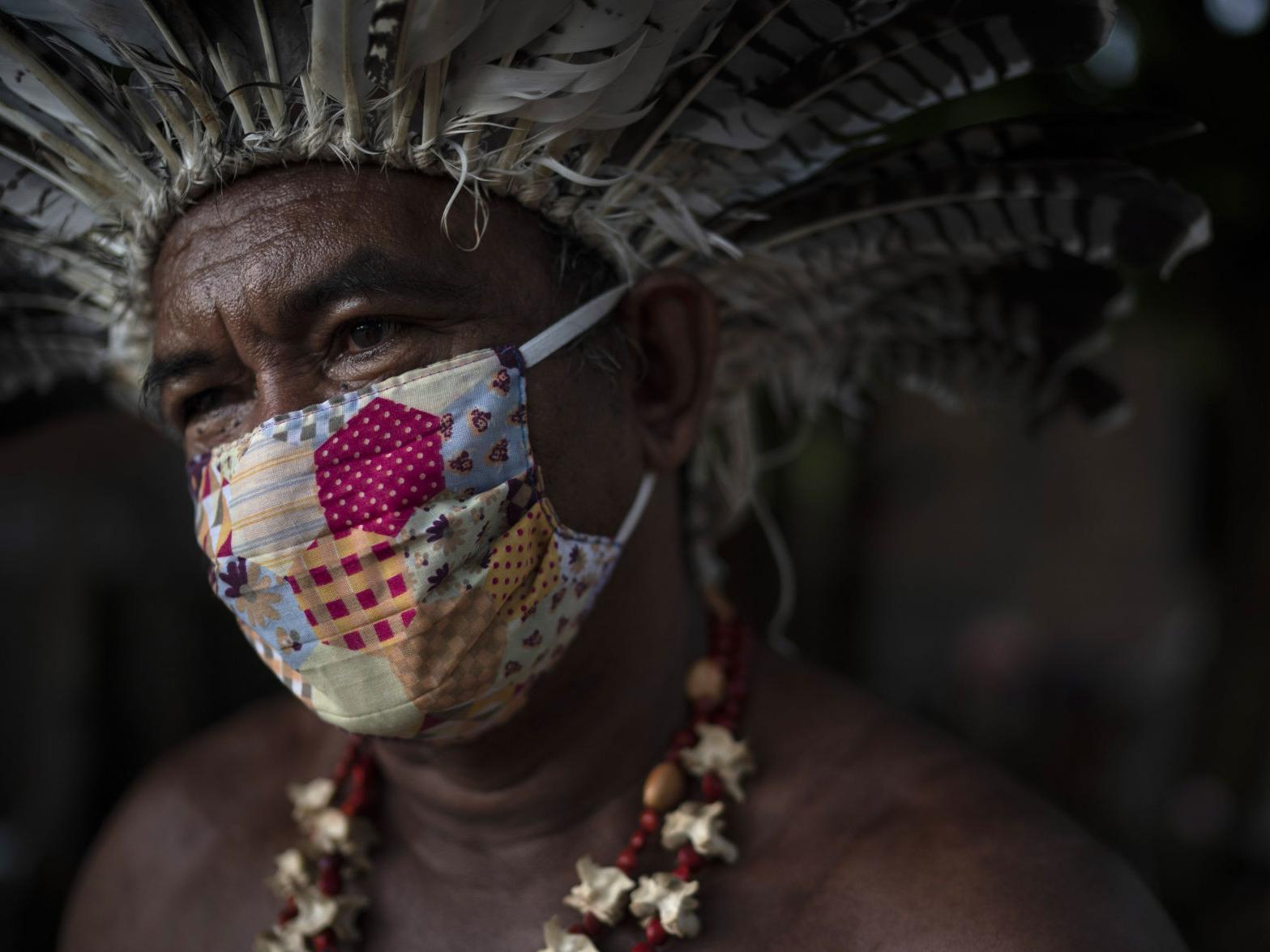 Tribus amazónicas de Brasil enfrentan el coronavirus inhalando humo de plantas medicinales