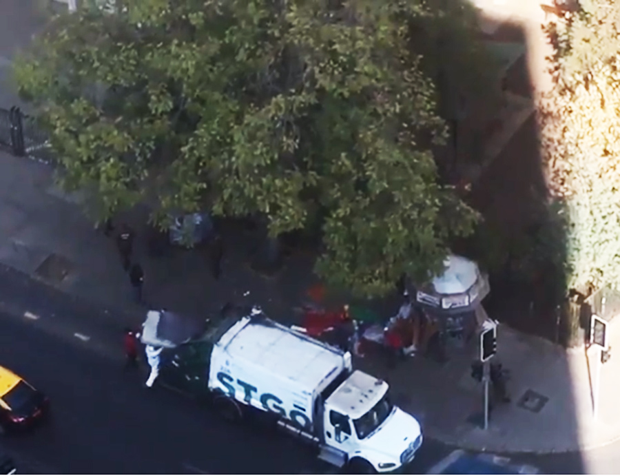 Indignante: Video muestra a funcionarios municipales arrojando a camión de la basura pertenencias de personas en situación de calle