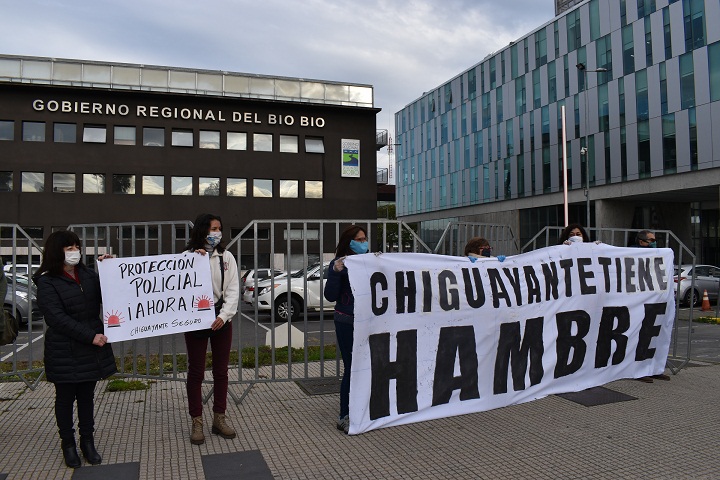«Chiguayante tiene hambre»: Vecinos, alcalde y concejales protestaron frente a la Gobernación del Biobío