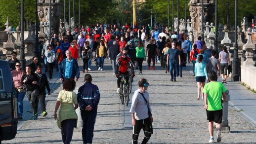 Españoles salieron a pasear tras 48 días de confinamiento