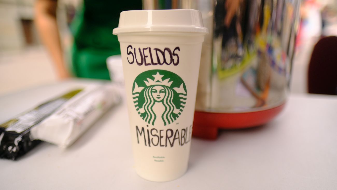 Trabajadores de Starbucks presentan segunda demanda contra la empresa por prácticas antisindicales