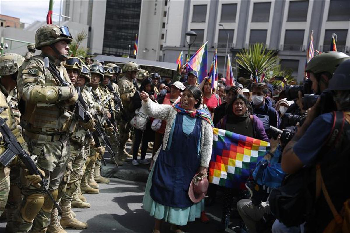 Gobierno de facto lleva seis meses incrementando la miseria y represión en Bolivia, según analistas