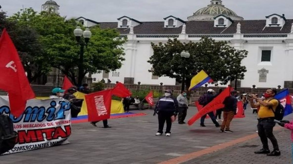 Ecuatorianos protestan por la mala gestión del gobierno ante la pandemia