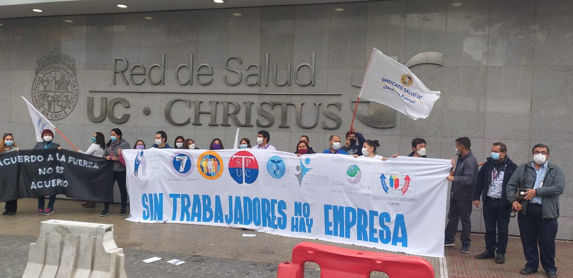 «Se enceguecieron, no miraron ética, humanismo, cristianismo, nada»: La dura realidad de los trabajadores UC en medio de masivos despidos