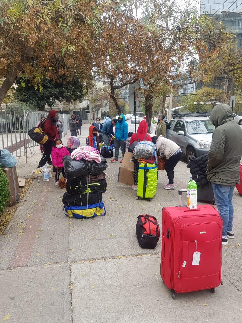 Peruanos varados en Santiago inician caravana de regreso hacia su país