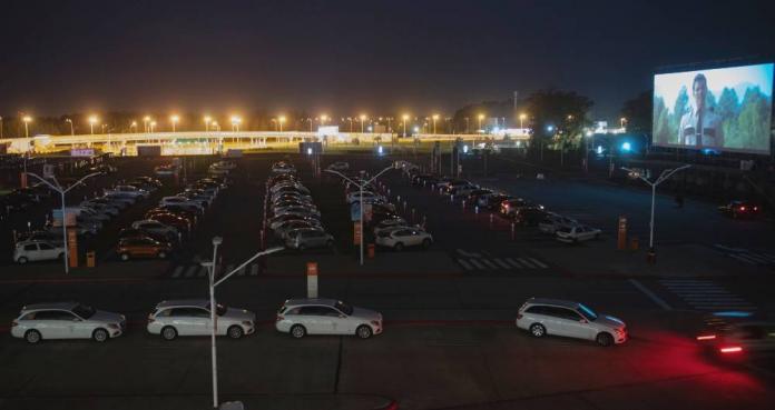 Aeropuerto de Montevideo se transformó en un gran autocine