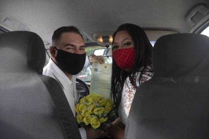 Matrimonios en Río de Janeiro se realizan desde los asientos traseros de los autos