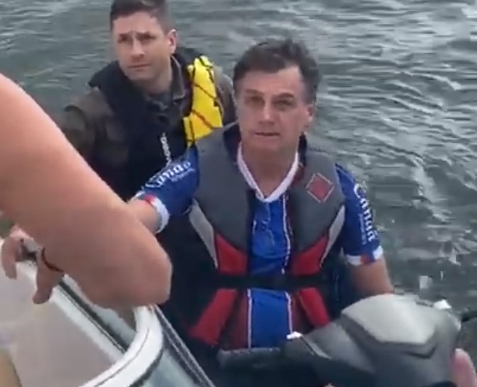 (+Video) Bolsonaro pasea en moto acuática mientras Brasil llega a las 10.000 muertes por COVID-19