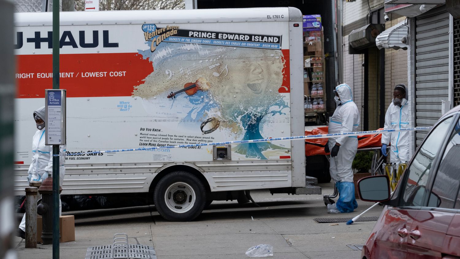 Policía de Nueva York encontró 100 cadáveres en camiones de mudanza sin refrigeración
