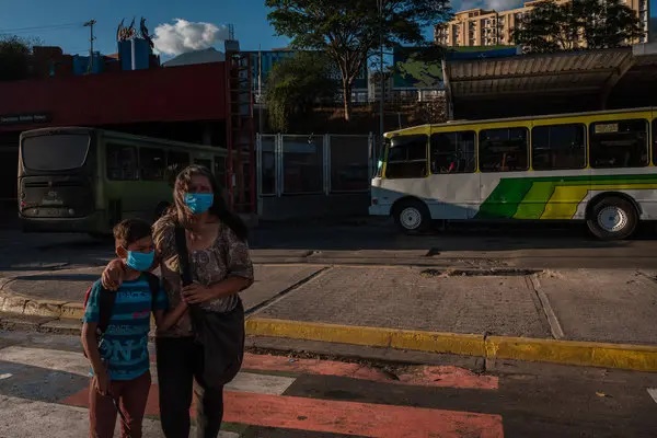 Mayoría de venezolanos encuestados respalda mantener la cuarentena con alguna flexibilización