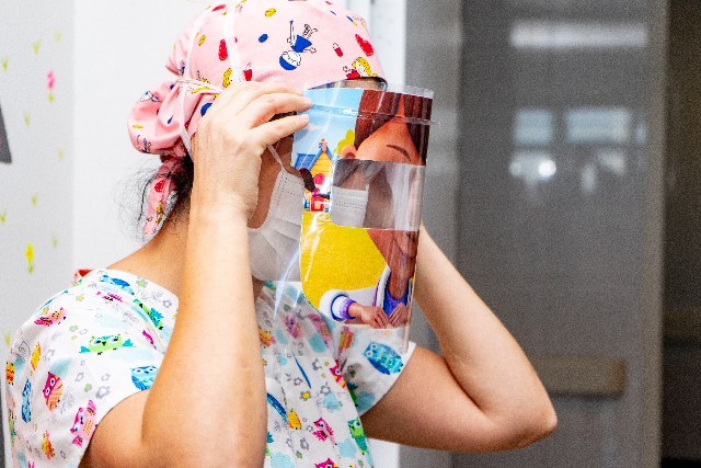 Talca: pediatría del Hospital Regional recibió protectores faciales con diseños infantiles