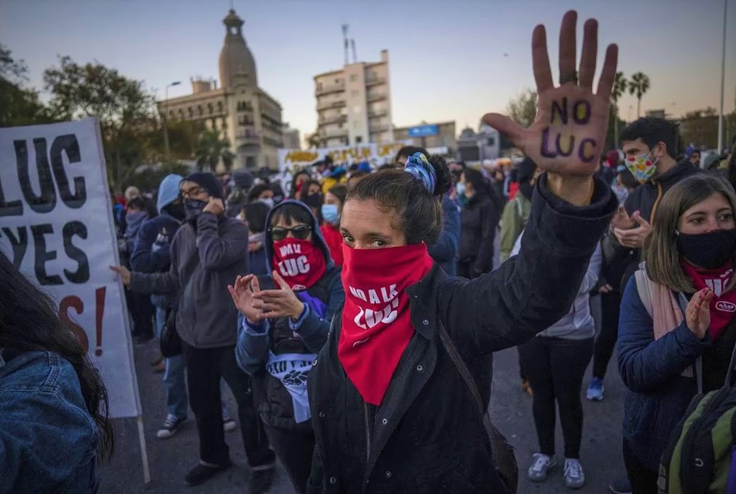 ¿Por qué el feminismo en Uruguay rechaza polémica ley de Lacalle Pou?