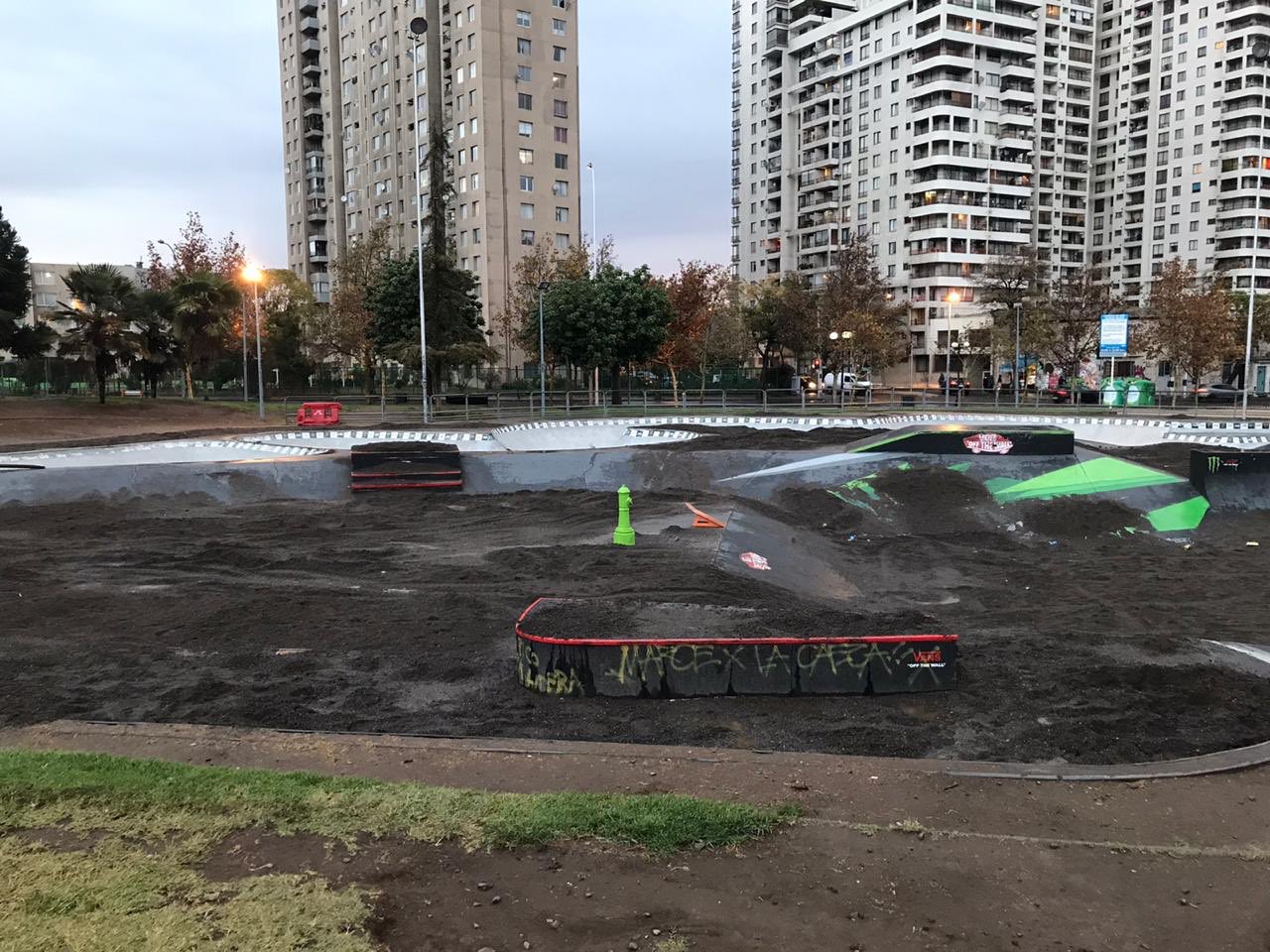 Absurdo: Municipio de Santiago llena con 5 toneladas de tierra skate park de Parque de Los Reyes para inhabilitarlo