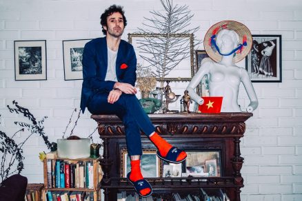 Amor e instrospección ecléctica: JuanJuan estrena su disco debut «No tengo un ejército pero tengo calcetines»
