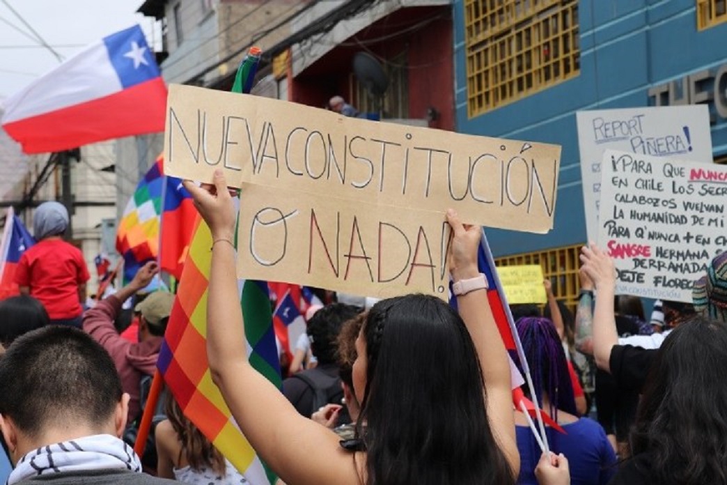 Encuesta nacional realizada a mujeres y Nueva Constitución: Un 74% votaría por el «apruebo» si elecciones fueran el domingo